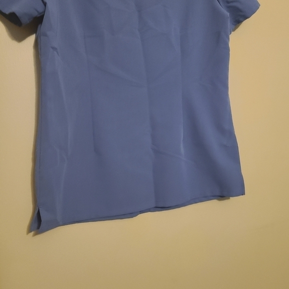 FIGS Tech Collection | Women's Blue V-neck Three Pocket Scrubs Top (Size Small) - Picture 11 of 12